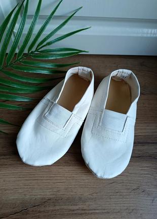 Белые чешки из экокожи подойдут на полную ножку