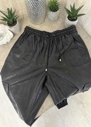 Женские брюки джоггеры   из эко кожи