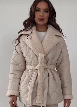 Жіноча стильна, тепленька курточка з оздобленням із барашку1 фото