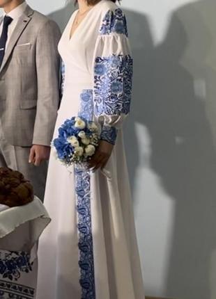 Платье вышитое в украинском этническом стиле, синее вышитое платье вышиванка, свадебное украинское платье5 фото