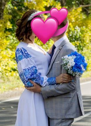 Сукня вишита в українському етнічному стилі, синя вишита сукня вишиванка, весільна українська сукня