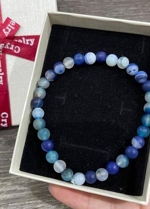 Подарунок дівчині - браслет із натурального каменю синій агат матові гладкі кульки розмір 6 мм у коробочці