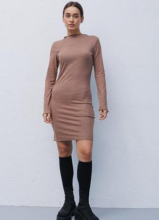 Облегающее короткое платье коричневого цвета5 фото