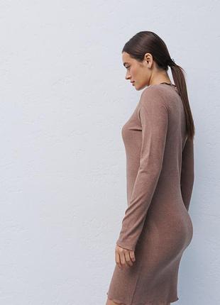 Облегающее короткое платье коричневого цвета7 фото