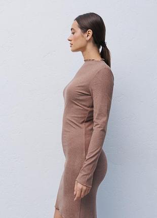 Облегающее короткое платье коричневого цвета9 фото