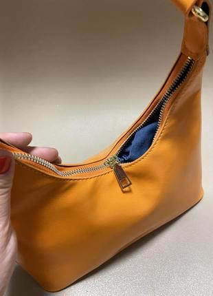 Маленькая сумка багет через плечо оранжевая4 фото
