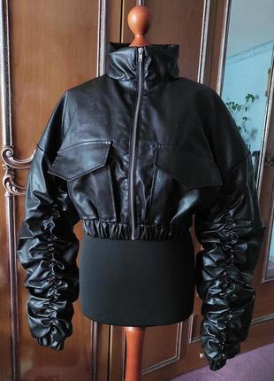 Трендовая стильная брендовая укороченная кроп куртка эко кожа с оригинальным рукавами