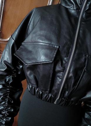 Трендовая стильная брендовая укороченная кроп куртка эко кожа с оригинальным рукавами2 фото