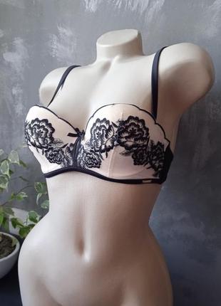 Красивый бюстгальтер