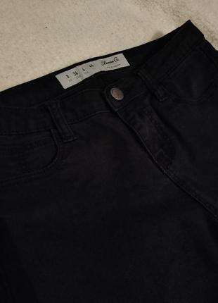 Стильные, актуальные черные джинсы бренда denim co1 фото