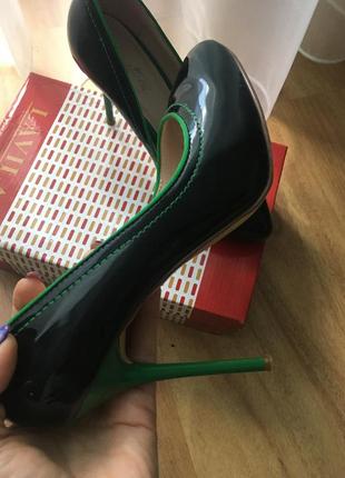 Лакові туфлі на шпильці