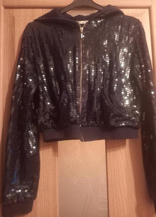 Жіночий укорочений бомбер в паєтках.