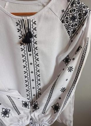 Вышиванка на девочку льняная блуза белая с черным орнаментом с длинным рукавом3 фото