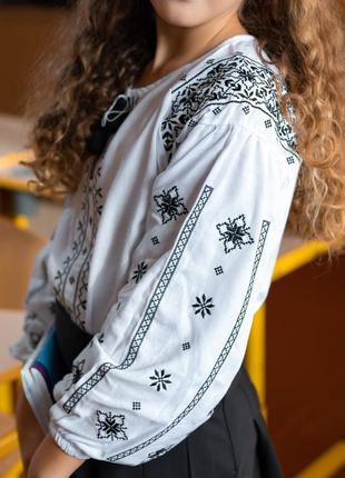 Вышиванка на девочку льняная блуза белая с черным орнаментом с длинным рукавом4 фото