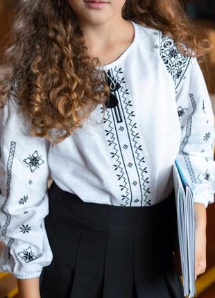 Вышиванка на девочку льняная блуза белая с черным орнаментом с длинным рукавом