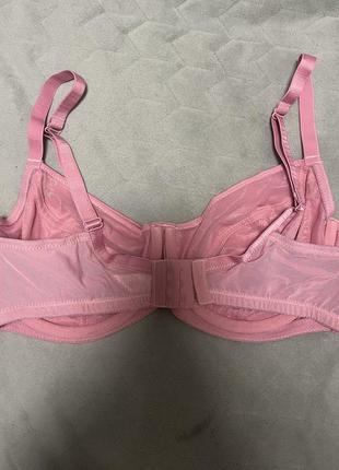 Үрлемелі матраста бикини киген қыздар (эротика)