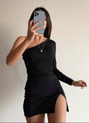 Черное женское однотонное клубное мини-платье из микродайвинга по фигуре с одним рукавом и разрезом на ноге
