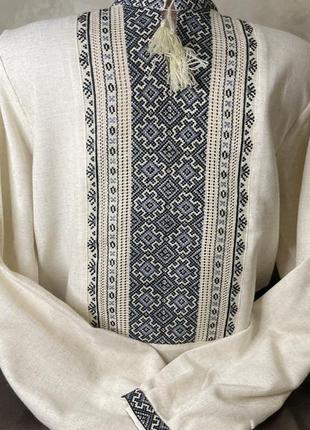 Стильна чоловіча  вишиванка на сірому льоні ручної роботи. ч-17334 фото