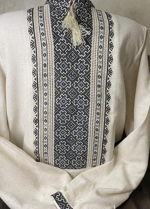 Стильна чоловіча  вишиванка на сірому льоні ручної роботи. ч-17333 фото