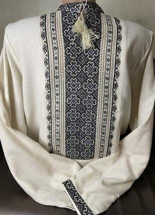 Стильна чоловіча  вишиванка на сірому льоні ручної роботи. ч-17336 фото