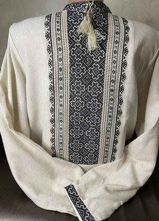 Стильна чоловіча  вишиванка на сірому льоні ручної роботи. ч-17337 фото