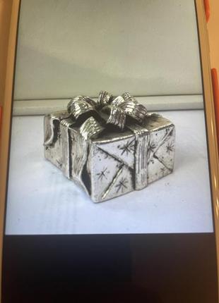 Срібний підсвічник у вигляді подарункової коробки