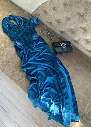 Платье с разрезом