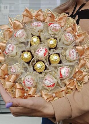 Красивий золотистий букет із цукерками ferrero rocher rafaello, подарунок на день народження ювілей