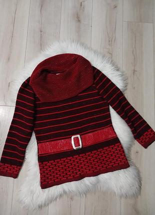 Красный свитер в полоску с широкой горловиной