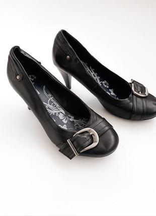 Чёрные туфельки на среднем каблуке