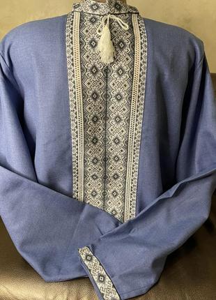 Стильна чоловіча вишиванка на синьому домотканому полотні ручної роботи. с-17354 фото