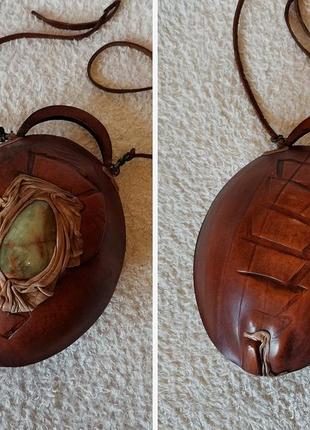 Кожаная дизайнерская сумка с драгоценным камнем atelier viola чехия эксклюзивная авторская сумка из кожи с подписью дизайнера3 фото