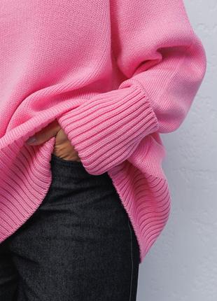 Женский вязаный свитер oversize розовый с высокими манжетами