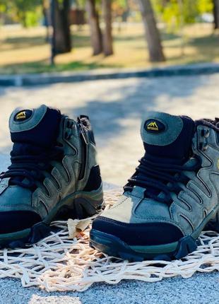 Підліткові кросівки.