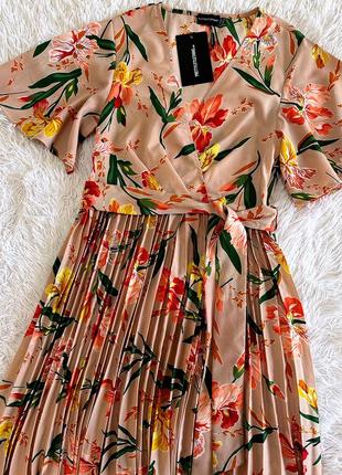 Платье prettylittlething цветочный принт с плиссированным низом2 фото