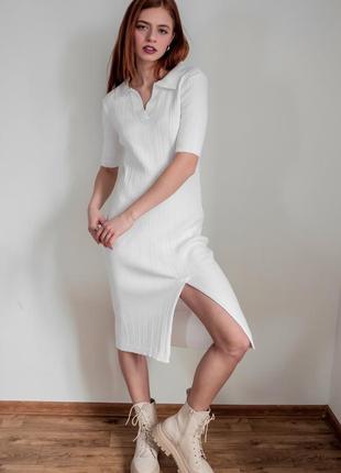 Вязаное белое платье миди