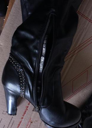 Женские сапоги черные кожаные на змейке1 фото