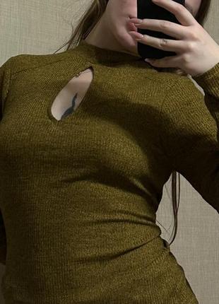 Гольф з вирізом на грудях