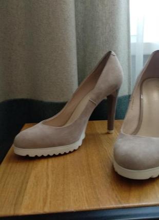 Нюдовые замшеві туфлі respect