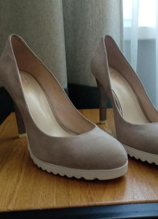 Нюдовые замшеві туфлі respect