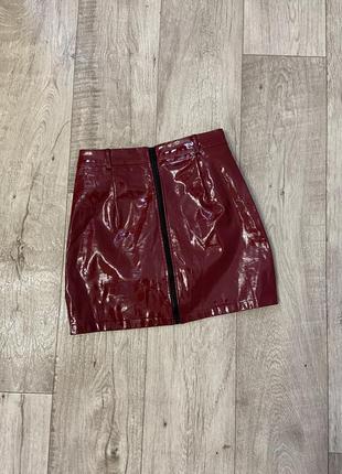 Темно-красная виниловая мини-юбка с молнией спереди plt размер 40-42
