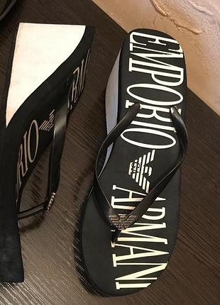 Armani вьетнамки на танкетке