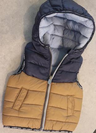 Двусторонний детский теплый жилет безрукавка с карманами и капюшоном3 фото