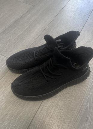 Чорні кросівки