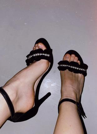 Босоножки черные женские на каблуке с жемчугом 38-39
