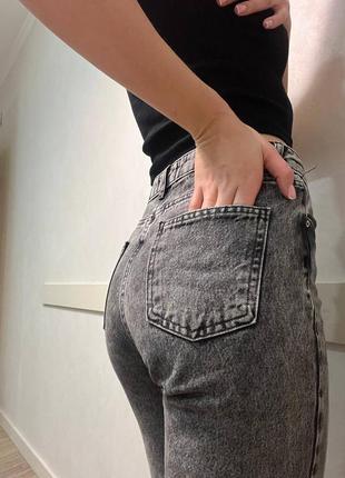 Стильные джинсы mom серого цвета dilvin