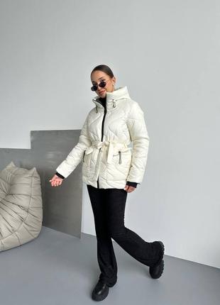 Теплая зимняя стеганая куртка с капюшоном на силиконе 250, белая куртка на зиму зима, молочная молочная стежка с поясом5 фото