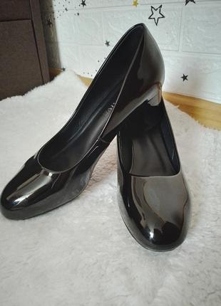 Лаковані туфлі