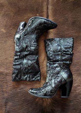 Брендові стильні трендові чоботи козаки натуральна шкіра під рептилію.  італія.