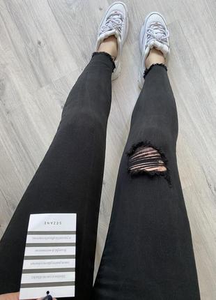 Крутые чёрные рваные джинсы